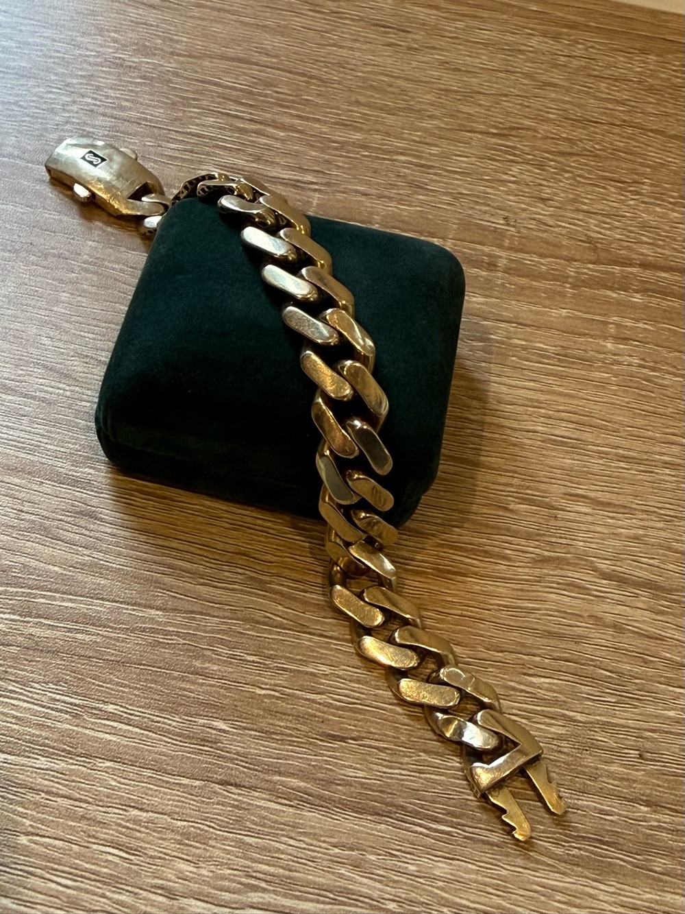 10K Yellow Gold Curb Link Chain Bracelet Signed with Box Clasp Closure